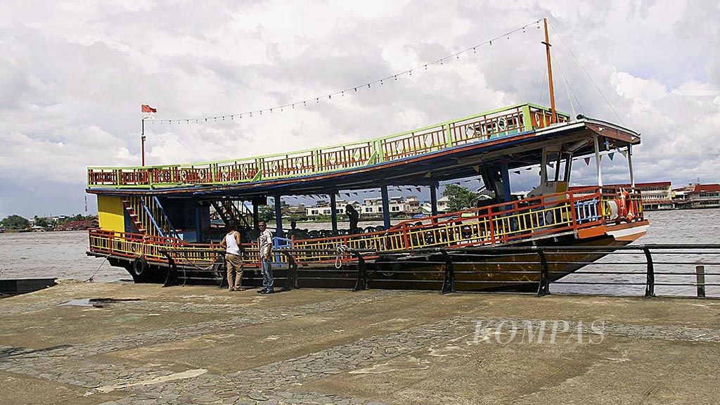Kapal wisata di Sungai Kapuas, Pontianak, Kalimantan Barat Jumat (24/11). Kapal wisata itu bersandar di Alun-alun Kapuas dan membawa para pengunjung menyusuri Sungai Kapuas.