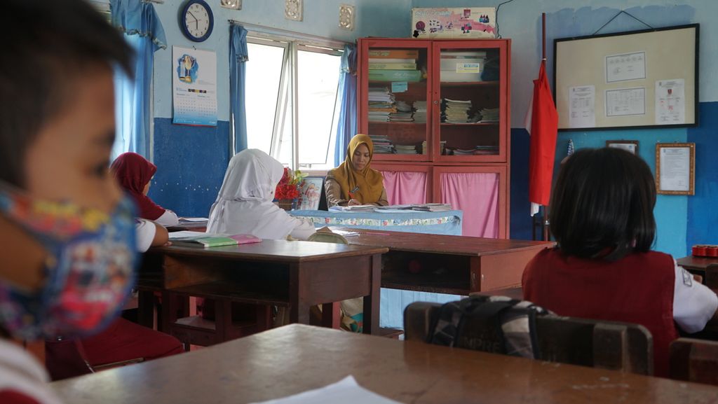 Seorang guru sedang mengajar di salah satu kelas di SD Negeri 192 Kecamatan Kalidoni, Palembang, Sumatera Selatan, Senin (21/11/2022). Akibat kekurangan guru, banyak tenaga pengajar yang harus mengajar lebih dari waktunya atau di luar latar belakang keilmuannya.