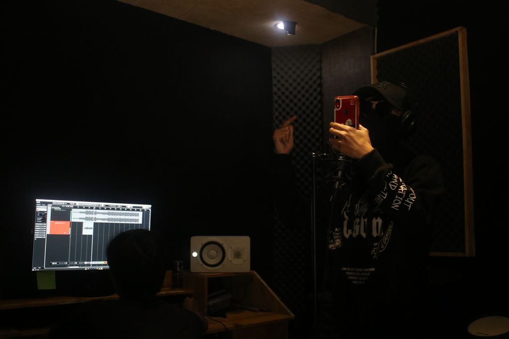 Musisi Hip-hop Asep Balon berlatih di studio kawasan Desa Cibiru Wetan, Kecamatan Cileunyi, Kabupaten Bandung, Jawa Barat, Rabu (1/3/2023). Asep Balon telah menyanyikan puluhan lagu hip-hop yang sebagian besar berbahasa Sunda dan menceritakan tentang Majalaya, Bandung.