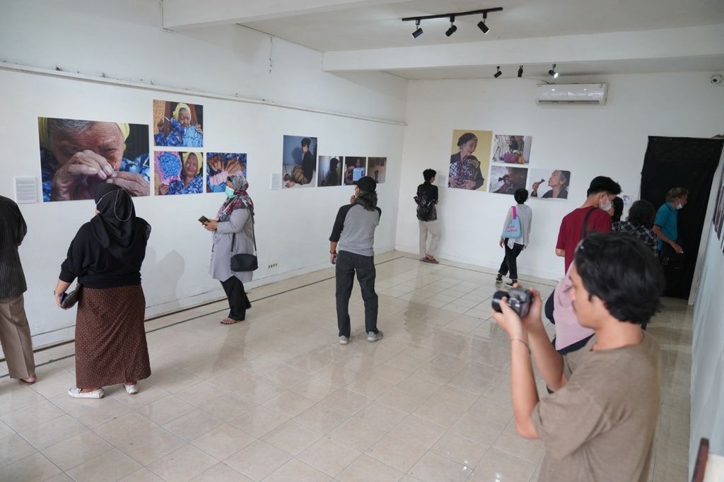 Suasana galeri saat pameran Kiprah Perempuan Pesisir” di Spasi Creative Space, Kota Tegal, Jawa Tengah.