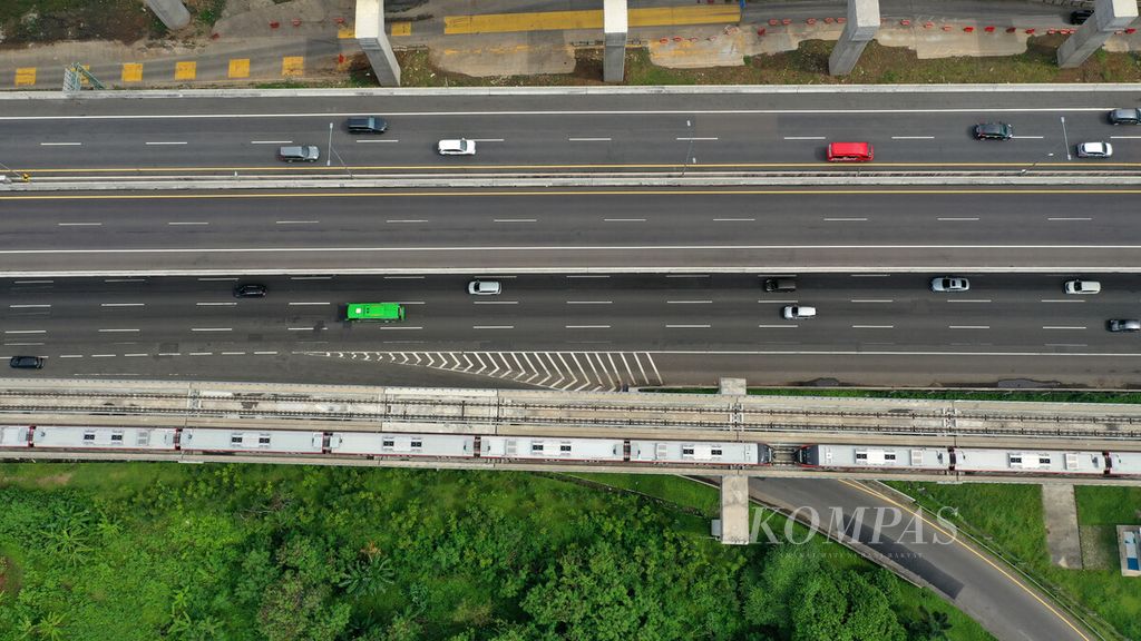 The MBZ elevated toll road towards Karawang is closed and empty of vehicles in the South Bekasi district, Bekasi City, West Java on Tuesday (5/3/2022).