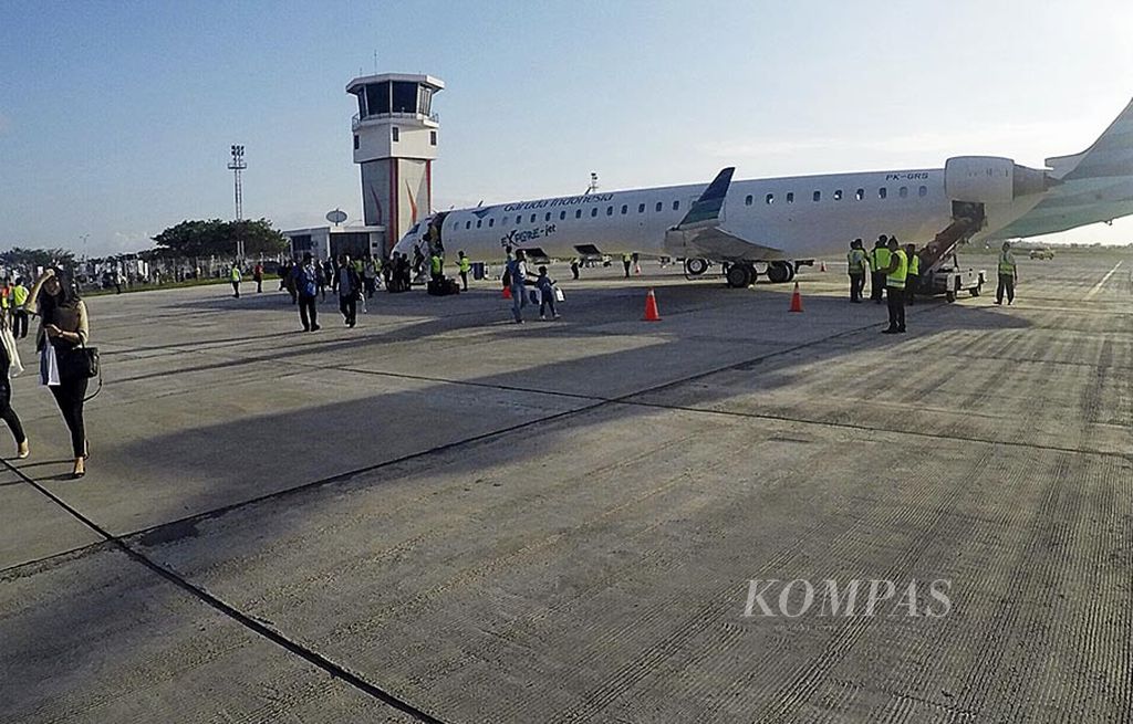 Suasana kedatangan pesawat Garuda Indonesia yang terbang perdana dari Jakarta ke Banyuwangi, Jawa Timur, di Bandara Blimbingsari, Jumat (8/9). Rute Jakarta-Banyuwangi tersedia setiap hari, kecuali Kamis dan Minggu. Penerbangan tersebut memakan waktu selama 1 jam 40 menit. Tipe pesawat yang digunakan untuk rute ini adalah Bombardier CRJ-1000 dengan kapasitas 96 penumpang.
