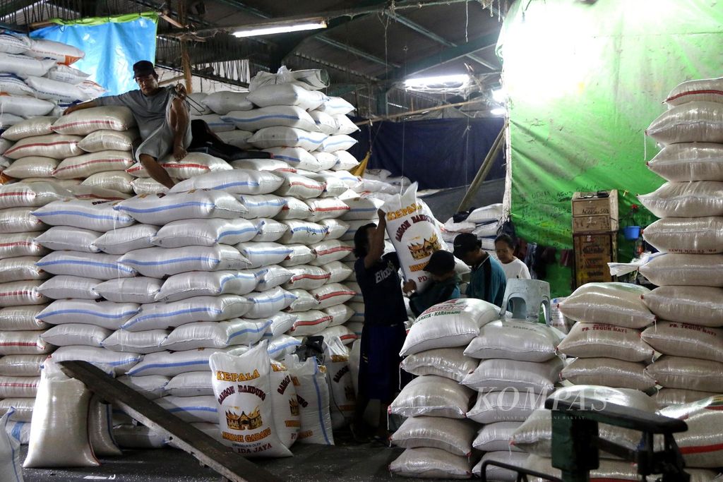 Aktivitas bongkar muat beras di Pasar induk Beras Cipinang, Jakarta Timur, Senin (9/10/2023). Pemerintah berencana menambah cadangan beras pemerintah sebanyak 1,5 juta ton melalui impor.