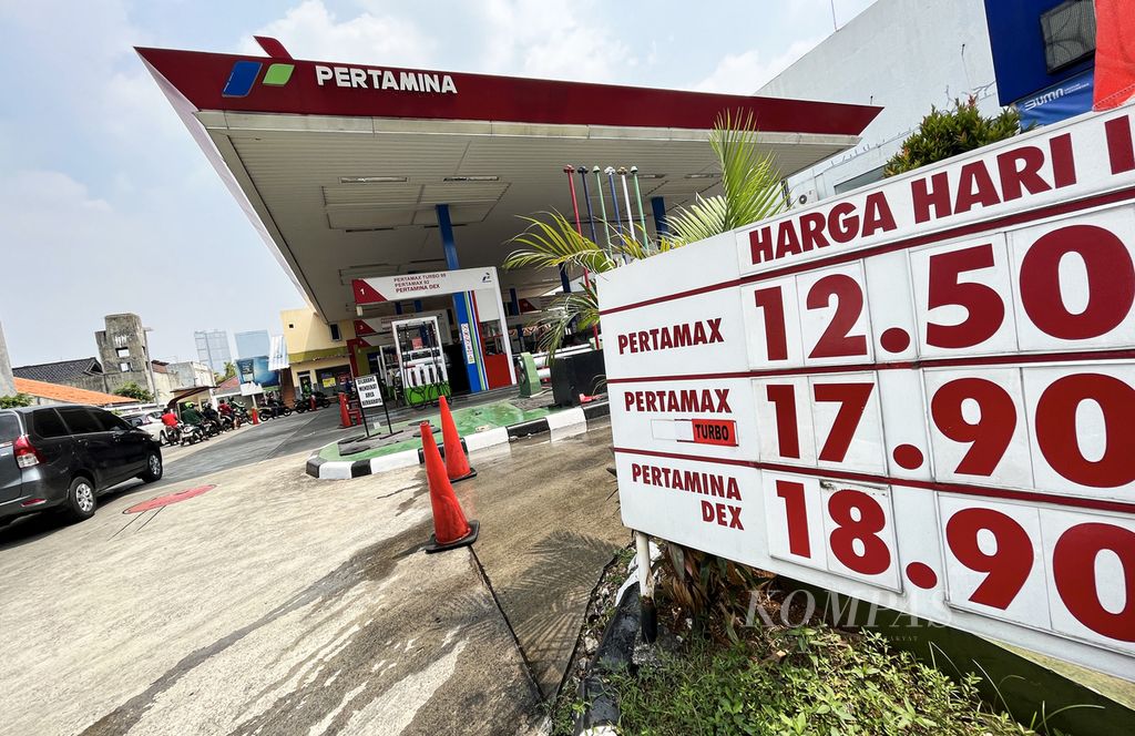Papan daftar harga bahan bakar minyak di SPBU di kawasan Kebayoran Baru, Jakarta Selatan, Kamis (25/8/2022). 