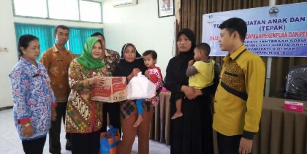 Keluarga dari anak-anak yang mengalami kurang gizi memperoleh bantuan paket bahan pokok dari Kementerian Sosial melalui Dinas Sosial dan P2PA Kabupaten Demak