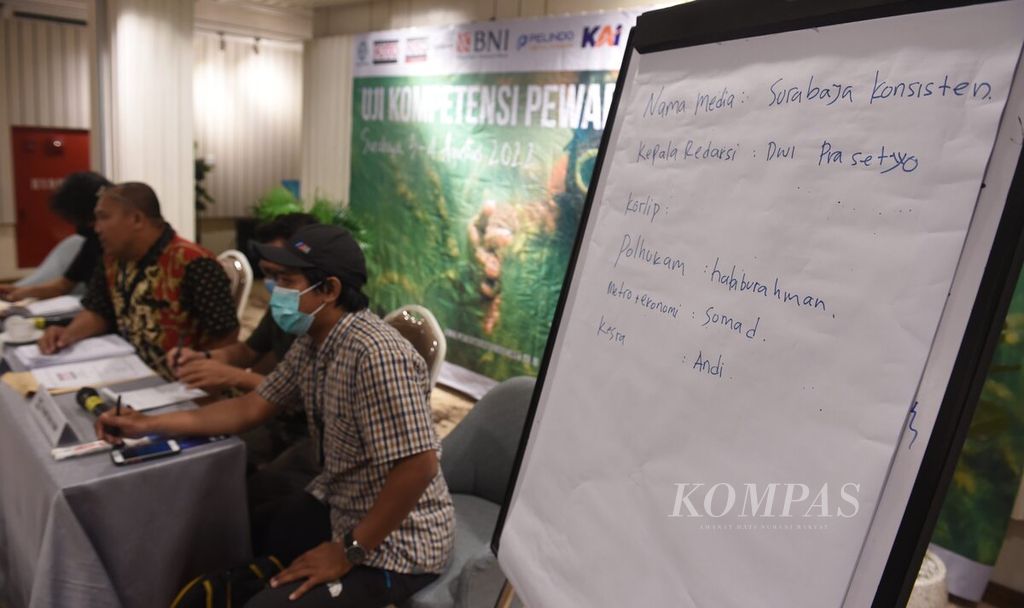 Peserta melakukan simulasi rapat redaksi saat Uji Kompetensi Pewarta Foto Indonesia di Hotel Regantris, Kota Surabaya, Jawa Timur, Rabu (3/8/2022). 