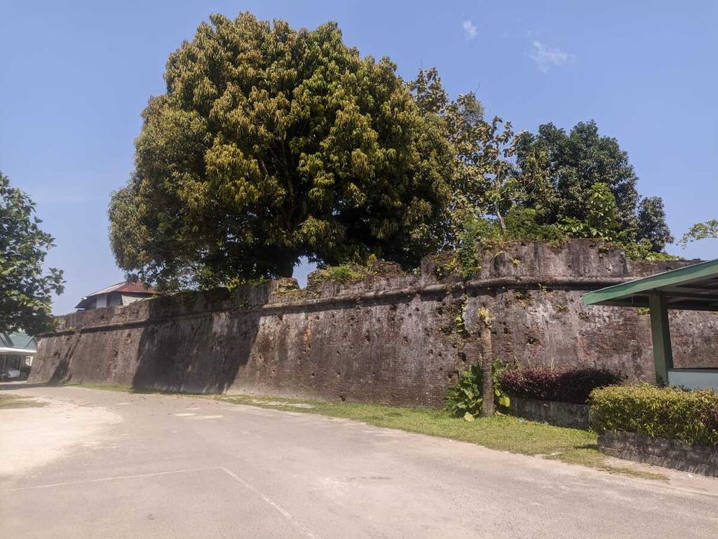 Pemandangan salah satu sudut benteng yang berada di sisi dalam Benteng Nieuw Victoria, Ambon, Maluku, Kamis (26/10/2023).