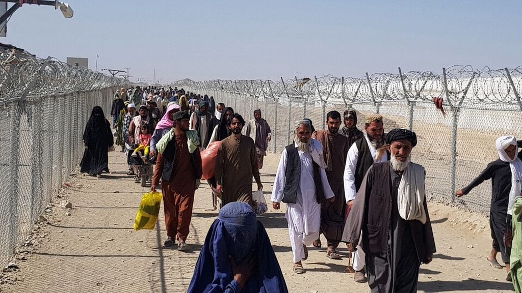 Warga negara Afganistan melintasi perbatasan ke Pakistan di perbatasan Pakistan-Afganistan di Chaman, Pakistan, Rabu (18/8/2021). Mereka meninggalkan Afganistan karena umumnya trauma terhadap upaya represif Taliban saat memerintah Afghanistan pada 1996-2001. 