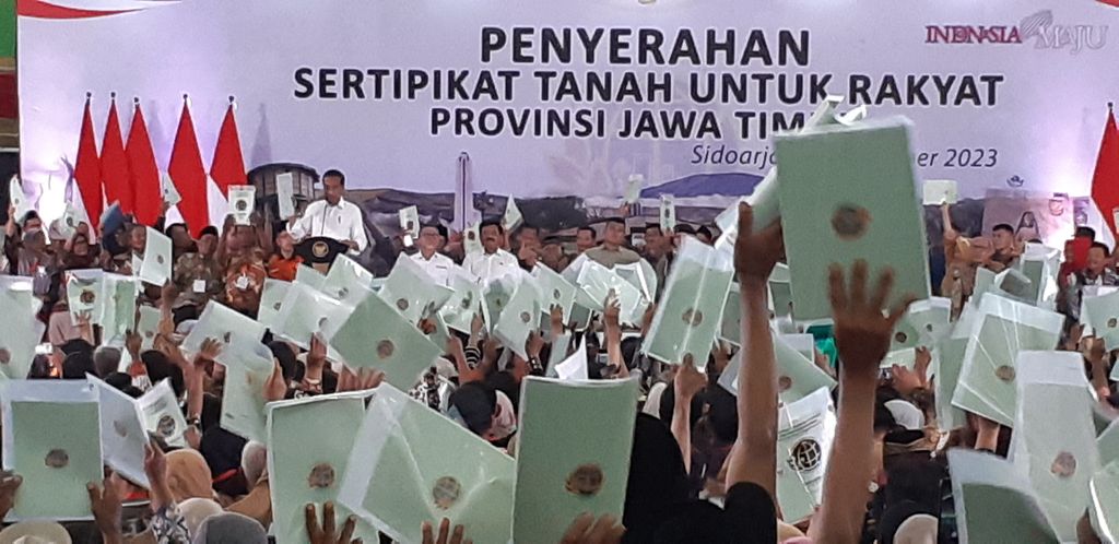 Presiden Joko Widodo menyerahkan ribuan sertifikat tanah untuk masyarakat di Jawa Timur. Penyerahan secara simbolis dilakukan di Gelora Delta Sidoarjo, Jatim, Rabu (27/12/2023). 