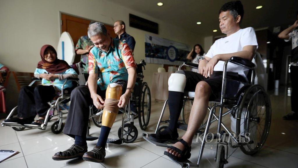 Sejumlah pasien menerima donasi alat bantu jalan berupa kaki palsu dan sepatu diabetes untuk pasien diabetik di Rumah Sakit Cipto Mangunkusumo, Jakarta, pertengahan November 2018.