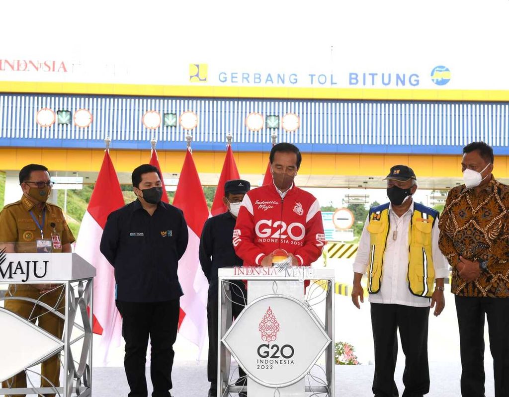 Presiden Joko Widodo pada peresmian Jalan Yol Manado-Bitung seksi Danowudu-Bitung di Gerbang Tol Bitung, Kecamatan Maesa, Kota Bitung, Provinsi Sulawesi Utara, Jumat (25/2/2022).