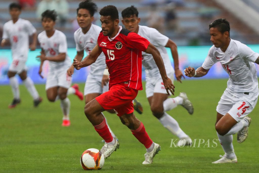 Gelandang tim nasional Indonesia Ricky Richardo Kambuaya melewati sejumlah pemain Myanmar dalam laga terakhir Grup A cabang sepak bola SEA Games Vietnam 2021 di Stadion Viet Tri, Phu Tho, Vietnam, 15 Mei 2022.