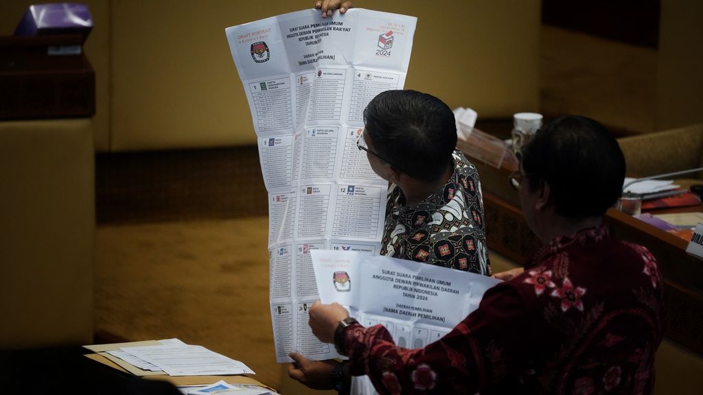 Contoh surat suara yang dibawa Komisi Pemilihan Umum saat Rapat Dengar Pendapat (RDP) antara Komisi II DPR dan KPU di Ruang Sidang Komisi II DPR RI, Jakarta, Senin (29/5/2023). 
