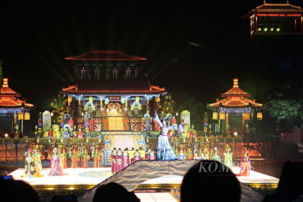 Suasana pementasan drama <i>The Song of Everlasting Sorrow</i> di Istana Huaqing, Xi’an, Shaanxi, China, Selasa (16/5/2023). Pertunjukan drama ini adalah adaptasi dari puisi legendaris “Chang Hen Ge” karya Bai Juyi yang terinspirasi dari kisah nyata percintaan tragis antara Kaisar Xuanzong dari Dinasti Tang (618-907) dan selir Yang Yuhuan.