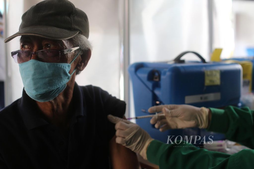 Warga lanjut usia mengikuti program penyuntikan dosis ketiga atau <i>booster </i>vaksin Covid-19 di Puskesmas Kramat Jati, Jakarta Timur, Rabu (12/1/2022). 