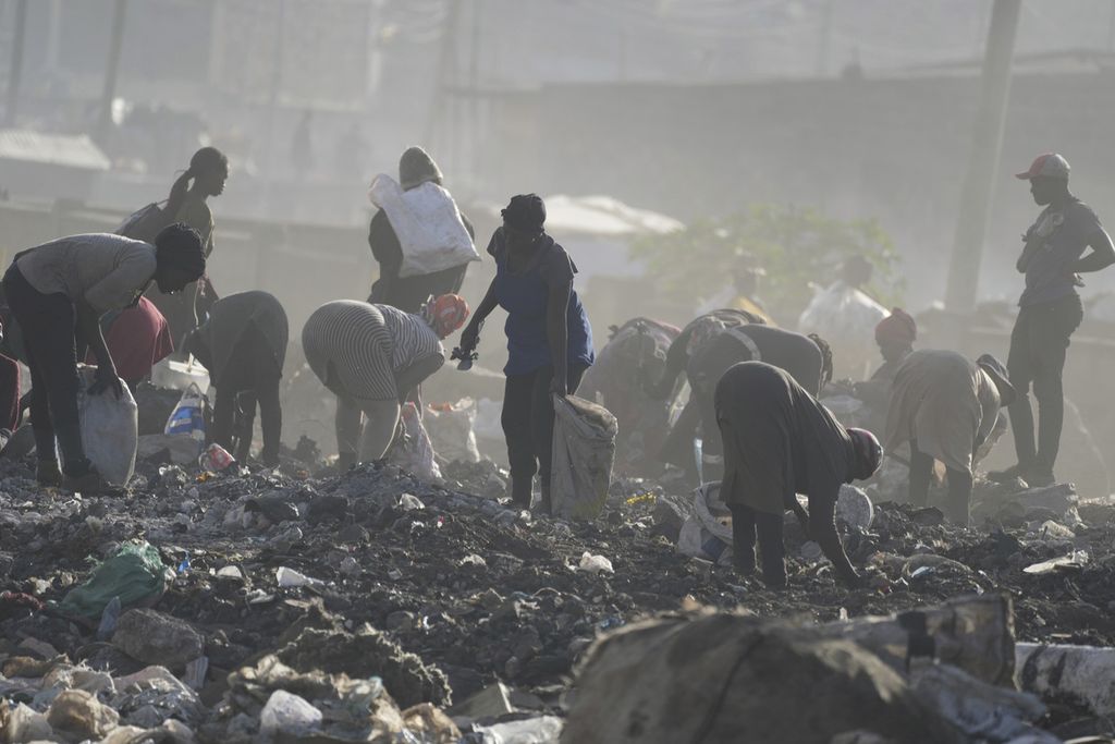 Para pemulung mencari nafkah dengan mengais bahan daur ulang di Dandora, tempat pembuangan sampah terbesar di Nairobi, Kenya, pada 20 Maret 2024. 