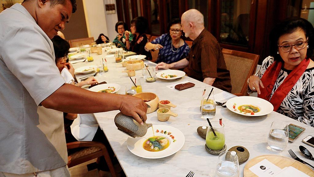 Suasana Restoran Nusa Gastronomy di kawasan Kemang, Jakarta Selatan, yang menyajikan aneka hidangan dengan bahan makanan pokok selain beras dan tepung, Sabtu (24/2).