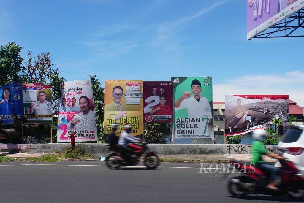 Baliho kampanye yang memuat wajah calon anggota legislatif berjajar di Jalan Boulevard Piere Tendean, Manado, Sulawesi Utara, Kamis (7/12/2023). Masa kampanye Pemilu 2024 akan berlangsung hingga 10 Februari 2024.