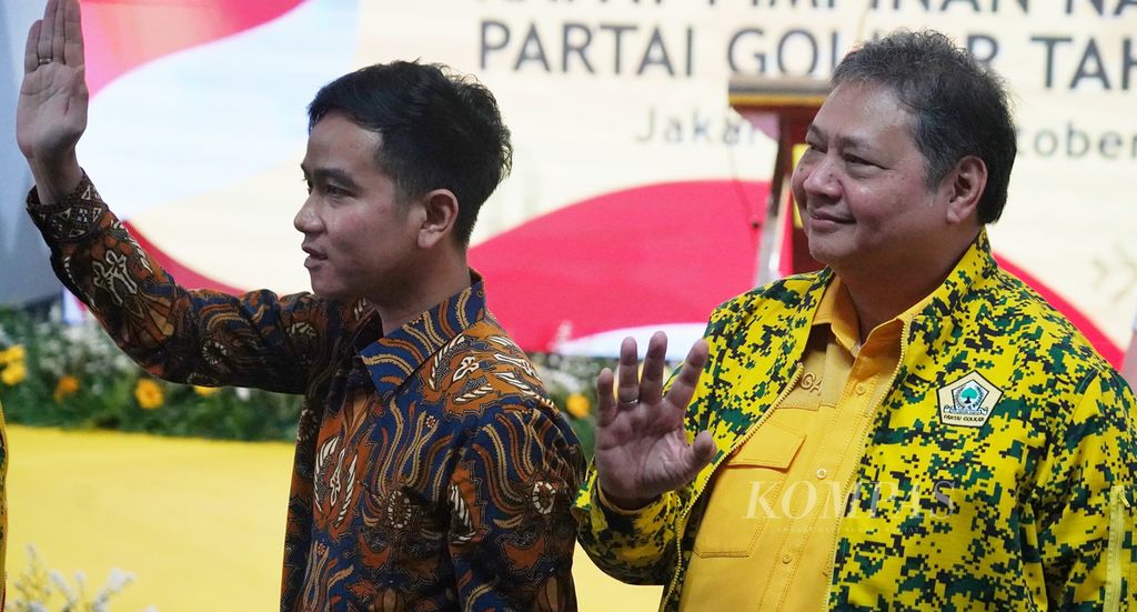 The prospective vice-presidential candidate supported by the Golkar Party, Gibran Rakabuming Raka, together with the Chairman of the Golkar Party Airlangga Hartarto, entered the National Leadership Meeting room of the Golkar Party at the Golkar Party DPP office in Jakarta on Saturday (21/10/2023).