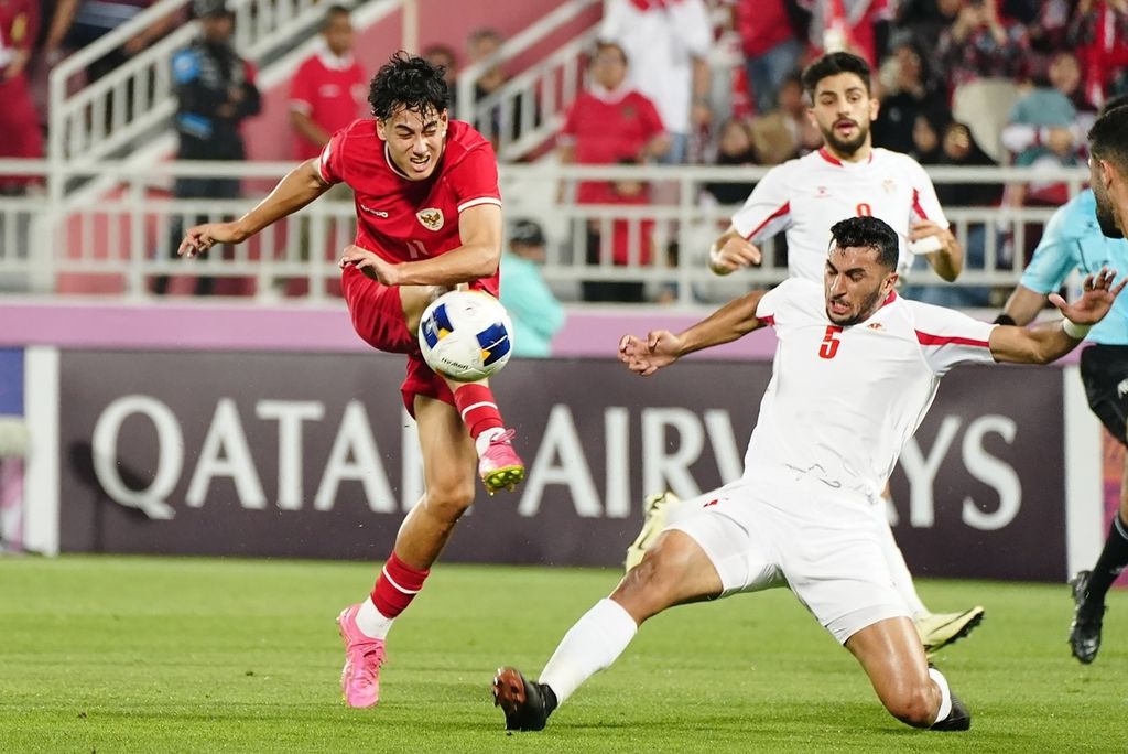 Penyerang Indonesia, Rafael Struick, melepaskan tendangan di tengah kawalan bek Jordania pada laga Grup A Piala Asia U-23 2024, Minggu (21/4/2024), di Stadion Abdullah bin Khalifa, Doha.