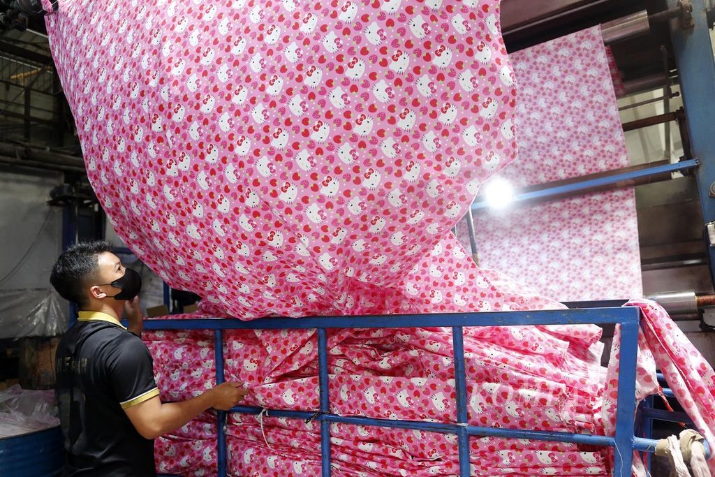 Pekerja pabrik tekstil PT Bentara Sinar Prima di Dayeukolot, Kabupaten Bandung, Jawa Barat, sedang mengecek kain yang sedang diproduksi, Rabu (29/3/2023). 