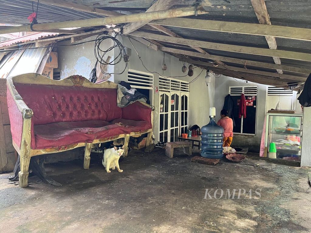 Sebuah sofa yang rusak akibat banjir diletakkan di luar rumah warga, Kamis (18/1/2024), di Kelurahan Ternate Tanjung, Singkil, Manado, Sulawesi Utara. Pascabanjir yang terjadi pada Januari 2023, warga yang tak bisa merelokasi diri berupaya beradaptasi dengan risiko bencana.