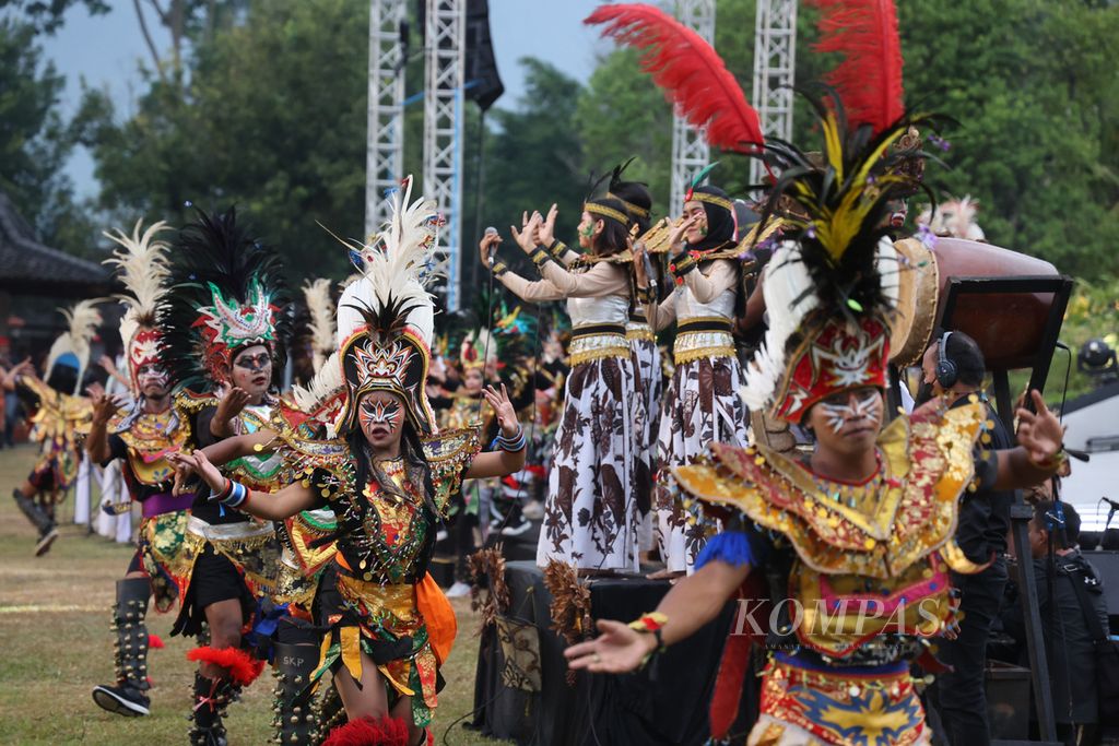 Atraksi seni topeng ireng dari Komunitas Lima Gunung menyemarakkan pembukaan kegiatan Indonesia Bertutur di kompleks Candi Borobudur, Magelang, Jawa Tengah, Rabu (7/9/2022).