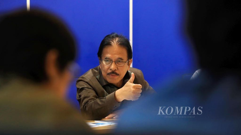 Minister of Agrarian Affairs and Spatial Planning Sofyan Djalil during a visit to the Editorial Board of <i>Kompas</i>, Jakarta, Tuesday (10/9/2019). The former Minister of BUMN for the 2007-2009 period explained the Defense Bill which was being discussed in the DPR. The word <i>former </i> which is followed by <i>Minister of BUMN for the 2007-2009 period</i> is not necessary because the time period has been clearly stated.