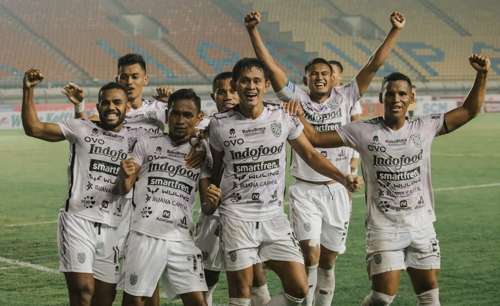 Dokumentasi Bali United menampilkan momentum pemain Bali United merayakan gol yang diciptakan pemain bernomor 77 Rizky Ramdani Lestaluhu dalam laga penyisihan Grup C antara Bali United melawan Persebaya Surabaya di Stadion Si Jalak Harupat, Kabupaten Bandung, Jawa Barat, Senin (20/6/2022).