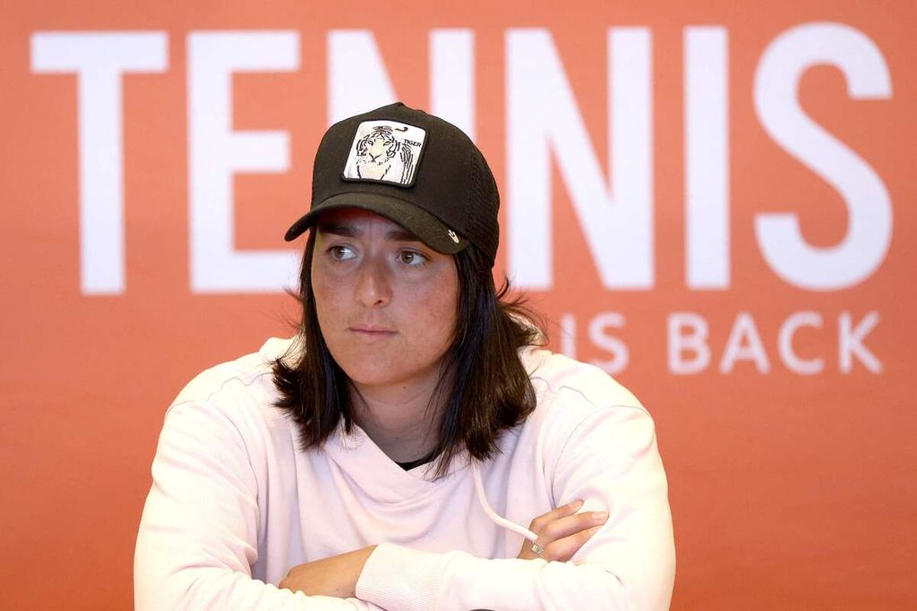 Ons Jabeur, petenis putri Tunisia, menghadiri konferensi pers turnamen tenis WTA 1000 di at Hard Rock Stadium, Miami Gardens, Florida, 21 Maret 2023. 