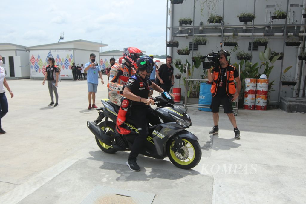 Marc Marquez tiba di <i>paddock </i>tim Repsol Honda setelah mengalami kecelakaan parah di Tikungan 7 Sirkuit Mandalika, dalam sesi pemanasan menjelang balapan MotoGP seri Indonesia, Minggu (20/3/2022). Marquez kemudian dievakuasi ke RSUD Provinsi NTB di Mataram dan tak dapat tampil pada balapan petang harinya..