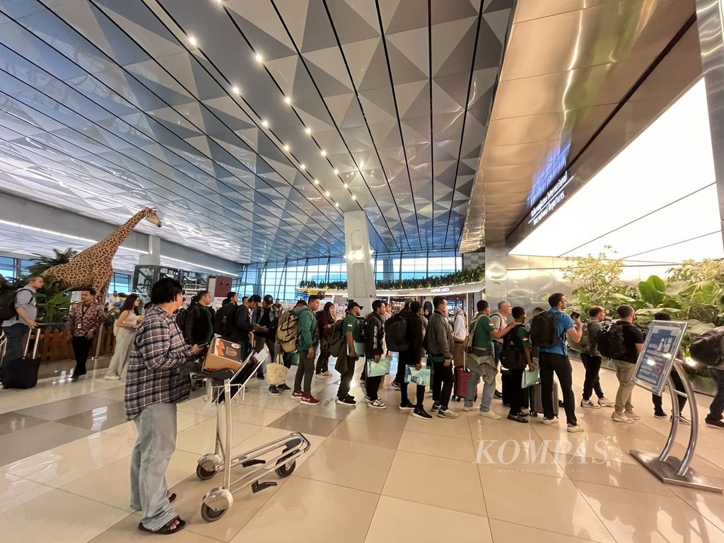 Antrean penumpang di pintu keberangkatan internasional, terminal 3, Bandara Internasional Soekarno -Hatta, Kota Tangerang, Banten, Kamis (20/6/2024) sekitar pukul 17:15 WIB. 