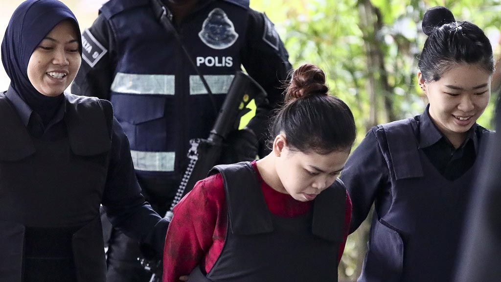 Siti Aisyah dikawal polisi untuk mengikuti sidang di Pengadilan Shah Alam, Kuala Lumpur, Malaysia, Kamis (12/10).