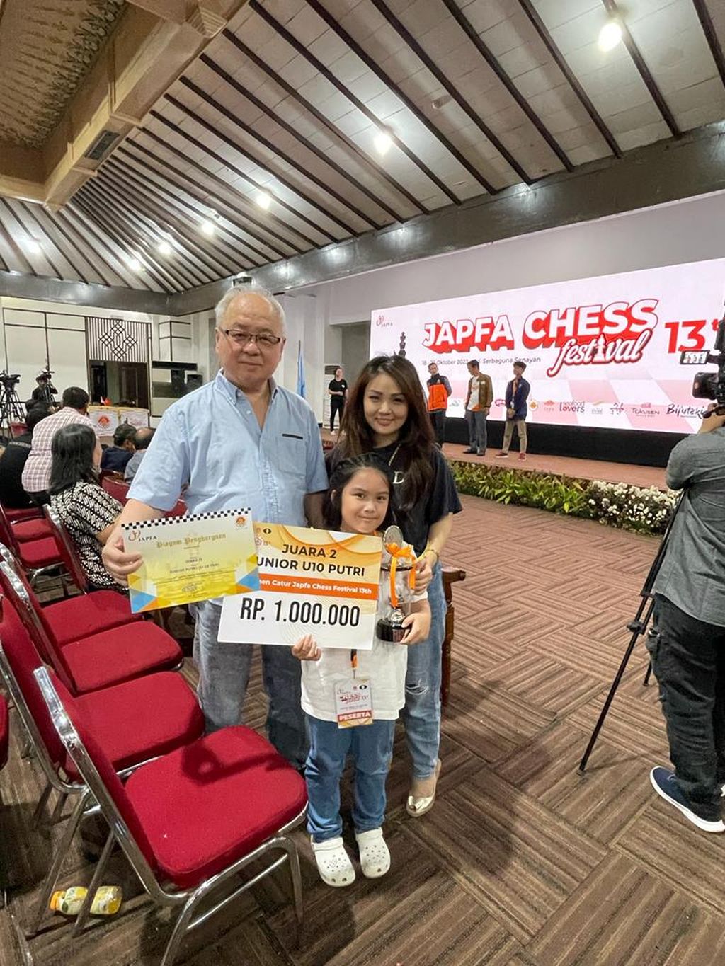 Pecatur cilik, Hillary Rooca Theng (8), menunjukkan piala dan piagam setelah menjadi juara kedua Kelompok Umur 10 tahun pada Festival Catur Japfa ke-13, Minggu (22/10/2023), di Gedung Serbaguna Senayan, Jakarta.