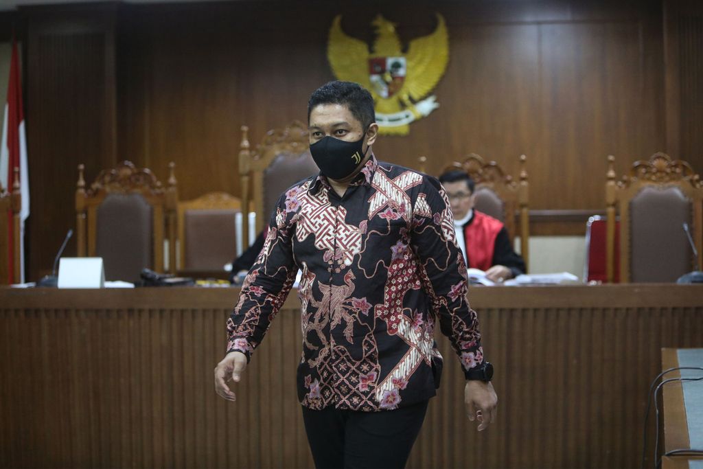 Terdakwa kasus dugaan suap terkait dengan penanganan kasus di KPK, Stepanus Robin Pattuju, bersiap mengikuti sidang dengan agenda pembacaan putusan di Pengadilan Tindak Pidana Korupsi, Jakarta, Rabu (12/1/2022). 