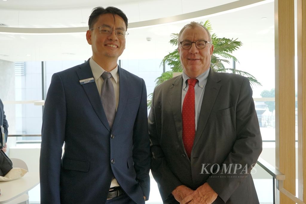 Regional VP Asia ExecuJet MRO Services Ivan Lim (kiri) dan Presiden ExecuJet MRO Services Graeme Duckworth pada Kamis (2/5/2024) di Bandara Subang, Selangor, Malaysia.