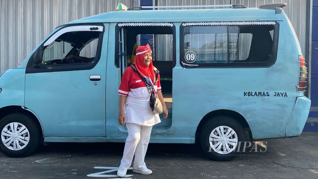 Warga mulai bersiap untuk mengikuti perlombaan 17 Agustus di Petamburan, Tanah Abang, Jakarta Pusat, Kamis (17/8/2023). Ia mengenakan atribut merah putih.