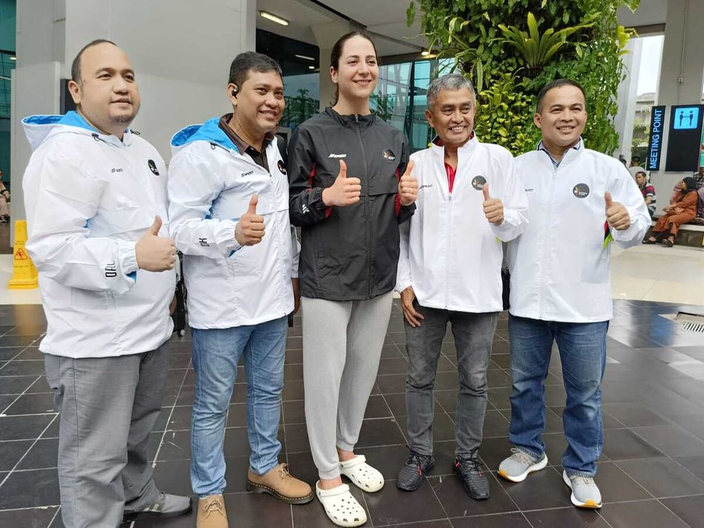American women's volleyball player, Giovanna "Gia" Milana, posed with the management of the Jakarta Pertamina Enduro team of Proliga 2024 upon arriving in Jakarta, Indonesia on Sunday (4/14/2024).
