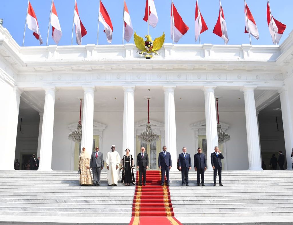 Presiden Joko Widodo menerima surat kepercayaan dari enam duta besar luar biasa dan berkuasa penuh (LBBP) negara-negara sahabat. Penyerahan surat kepercayaan tersebut digelar di Ruang Kredensial, Istana Merdeka, Jakarta, pada Kamis, 1 Desember 2022.