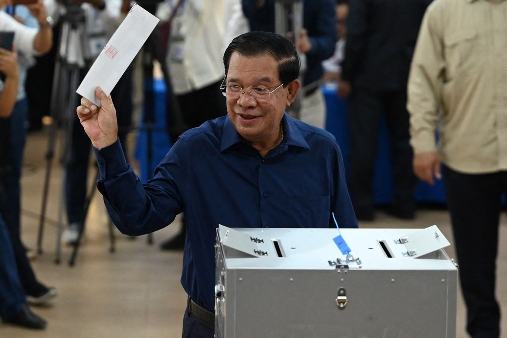 Perdana Menteri Kamboja Hun Sen bersiap memberikan suara dalam pemilu di sebuah tempat pemungutan suara di Provinsi Kandal, Kamboja, Minggu (23/7/2023). 