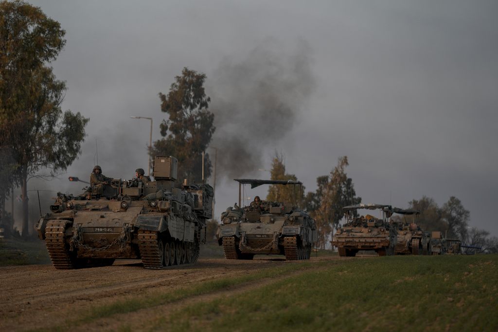 Konvoi pengangkut personel lapis baja tentara Israel bergerak di dekat perbatasan Israel-Gaza, Israel selatan, Senin (25/12/2023). 
