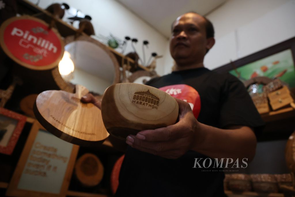 Sejumlah peralatan makan yang dibuat secara khusus untuk ajang Borobudur Marathon di tempat usaha Pinilih Craft, Kelurahan Kramat Utara, Kecamatan Magelang Utara, Kota Magelang, Jawa Tengah, Senin (17/10/2022). 
