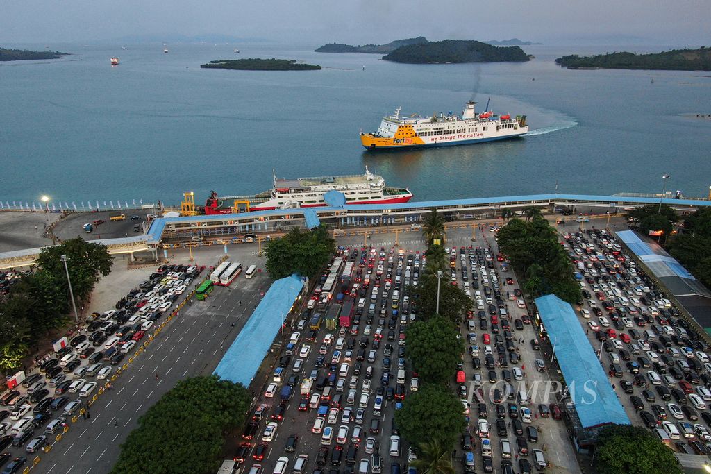 The queue of vehicles waiting to board the ferry at Bakauheni Port in Lampung on Sunday (4/14/2024). The peak of the Lebaran holiday traffic heading back home is predicted to occur on Sunday, April 14th, 2024 at Bakauheni Port. During the three days before, from April 11th to 13th, 2024, as many as 226,169 people have crossed from Bakauheni Port in Lampung to Merak Port in Banten. KOMPAS/ADRYAN YOGA PARAMADWYA (YGA)