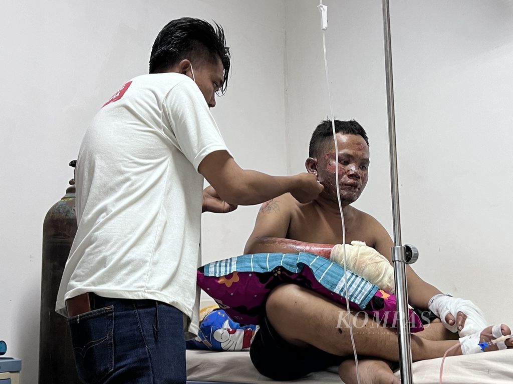 Lataha (28), one of the victims of the explosion at the smelter furnace of PT Indonesia Tsingshan Stainless Steel (ITSS) in Morowali, Central Sulawesi, is still being treated at the Morowali Regional Hospital on Wednesday (December 27, 2023).
