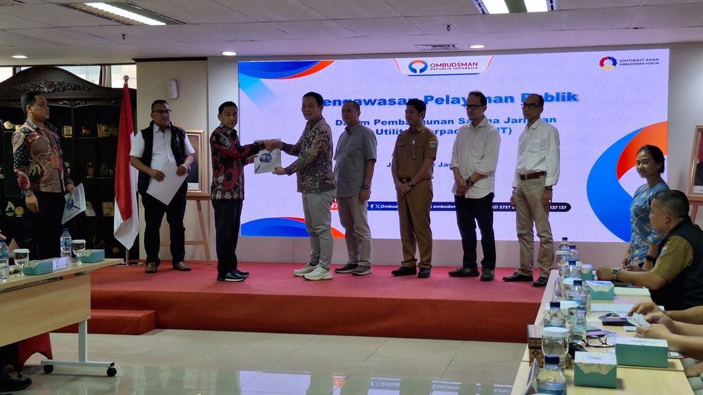 Anggota Ombudsman RI, Hery Susanto, menyerahkan hasil tinjauan lapangan Ombudsman RI terkait pembangunan sarana jaringan utilitas terpadu kepada pemangku kepentingan terkait di Gedung Ombudsman RI, Jakarta Selatan, Selasa (30/1/2024).