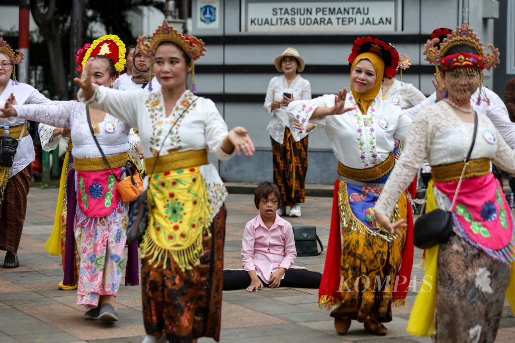 Peserta CFD Kartinian menari di Bundaran Hotel Indonesia (HI), Jakarta, saat hari bebas kendaraan bermotor (HKBK), Minggu (21/4/2024). 