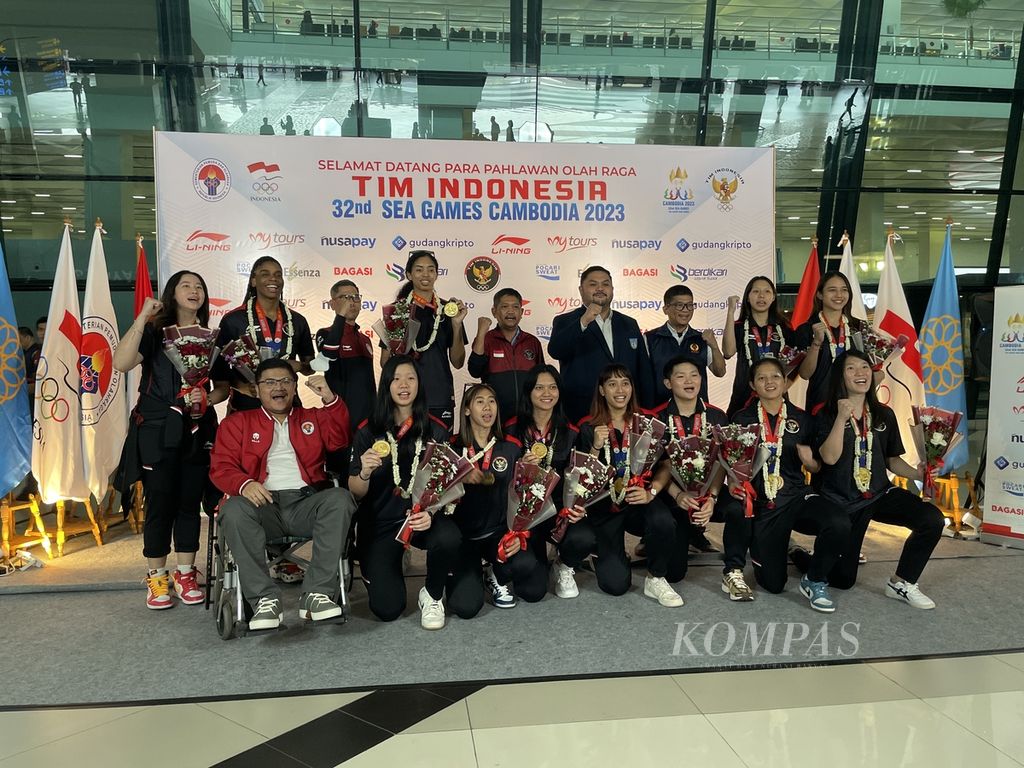 Timnas bola basket putri tiba di Tanah Air melalui Bandara Soekarno-Hatta, Tangerang, Rabu (17/5/2023), setelah meraih prestasi tertinggi sekaligus mencetak sejarah dengan meraih emas di SEA Games 2023 Kamboja.