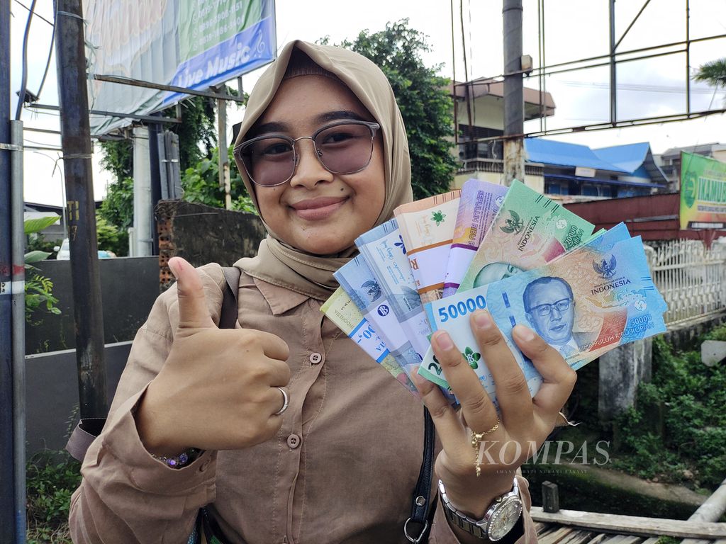 Dewi Aprila merasa lega telah menukarkan uang lama dengan yang baru melalui mobil kas keliling Bank Indonesia Kantor Perwakilan Sumatera Selatan di Pasar Palimo, Palembang, Sumsel, Kamis (21/3/2024). 