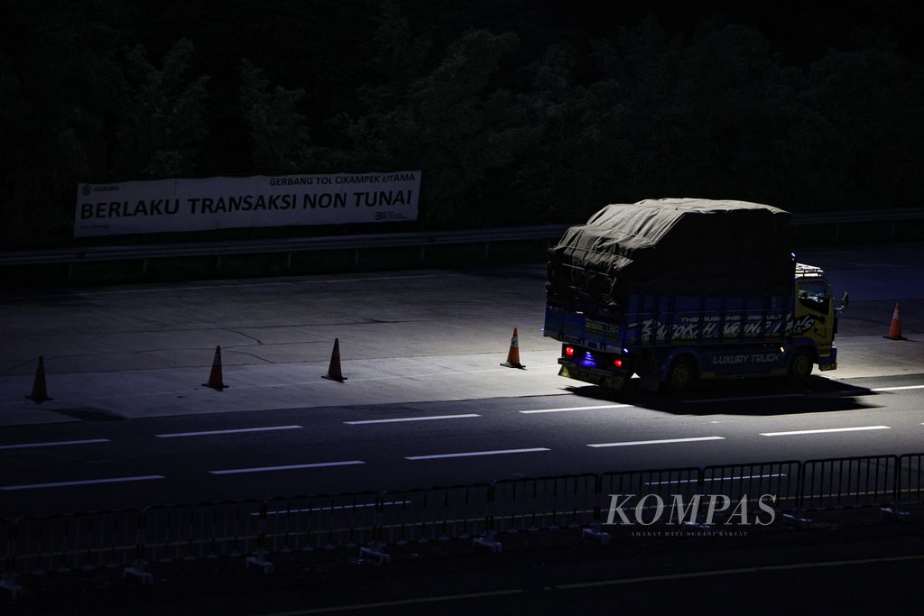 Sebuah truk melaju menuju Gerbang Tol Cikampek Utama, Karawang, Jawa Barat, Kamis (4/4/2024). 