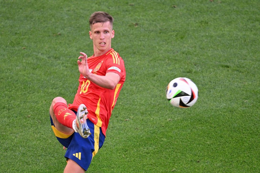 Gelandang Spanyol, Dani Olmo, melepas umpan dalam pertandingan babak perempat final Piala Eropa 2024 antara Spanyol dan Jerman di Stuttgart, Sabtu (5/7/2024). 